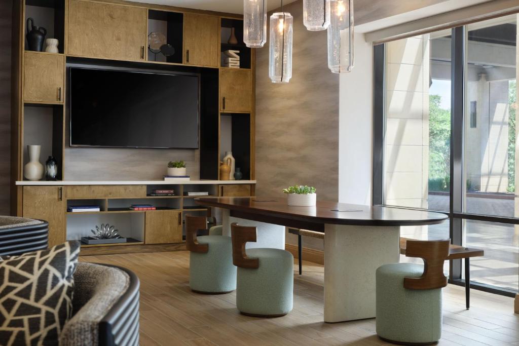 TV a/nebo společenská místnost v ubytování Austin Marriott South