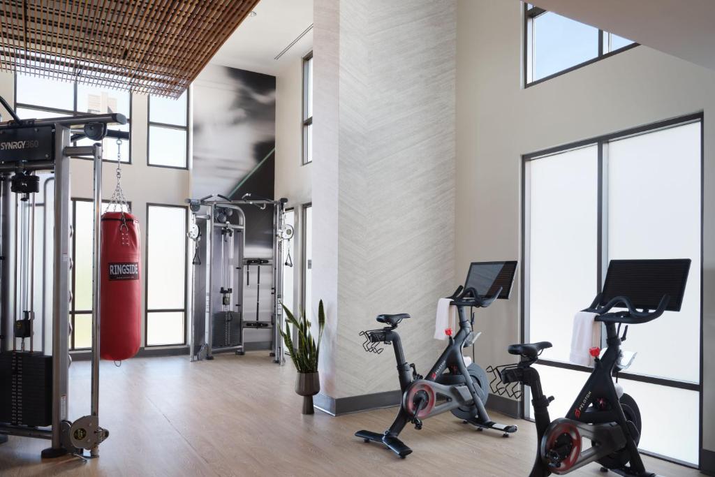 Fitness centrum a/nebo fitness zařízení v ubytování Austin Marriott South