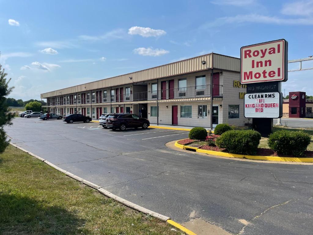 un parcheggio vuoto di fronte a un motel di Royal Inn Motel a Fredericksburg