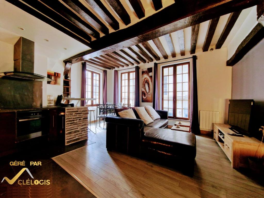 - un salon avec un canapé et une cuisinière dans l'établissement Le Graveur Saint Maclou, Hyper centre, Typique Rouennais, à Rouen