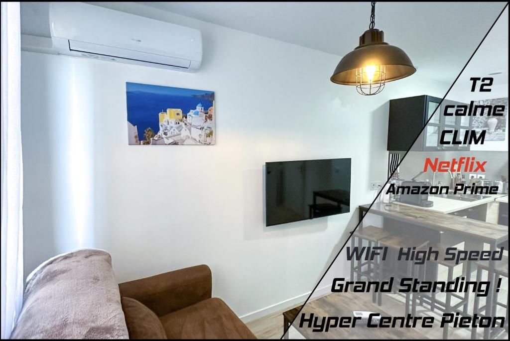 a living room with a couch and a tv at Appartements calmes - Standing - Hypercentre - CLIM - WIFI - Netflix in Montpellier