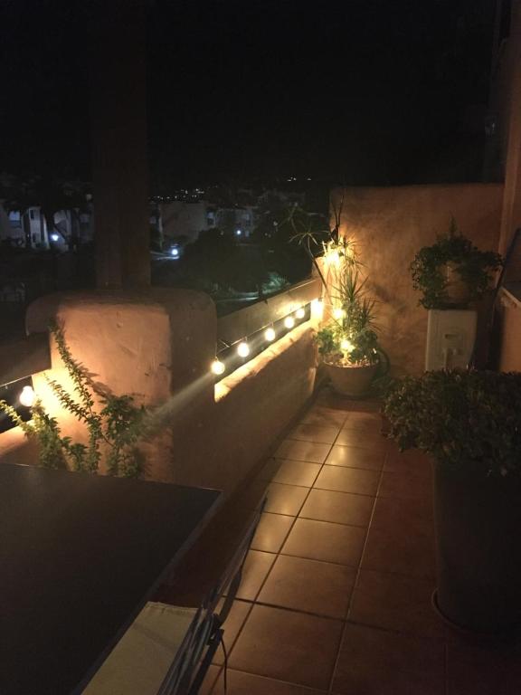patio w nocy z oświetleniem i roślinami w obiekcie Superbe appartement avec piscine à 800m de la mer w mieście Bahia de Casares