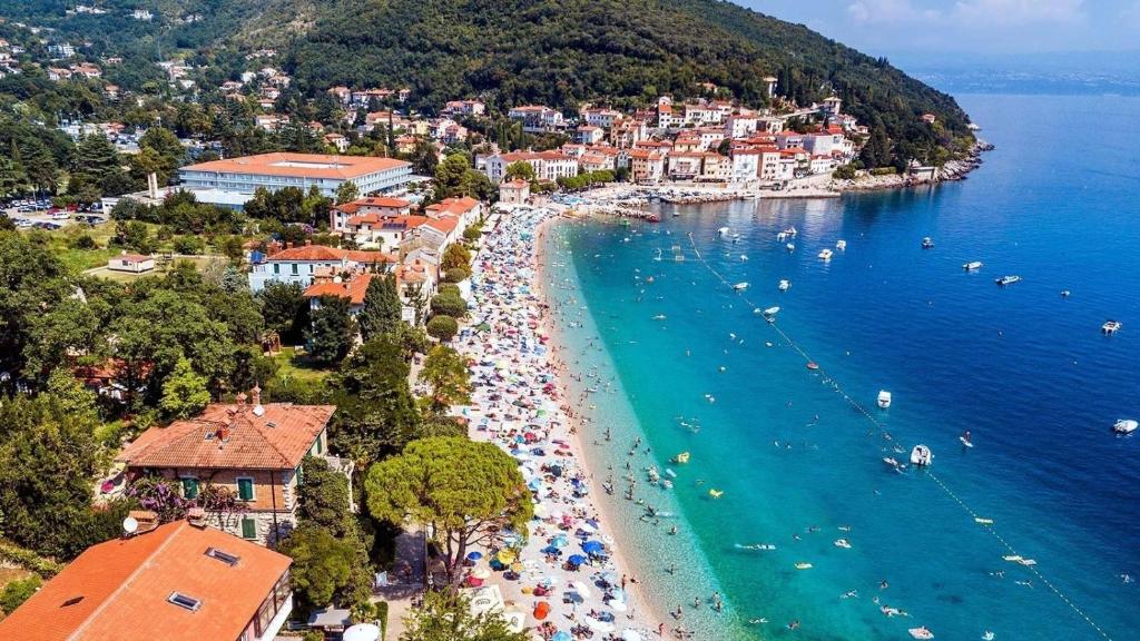 een luchtzicht op een strand met een menigte mensen bij Antonio apartments in Rijeka