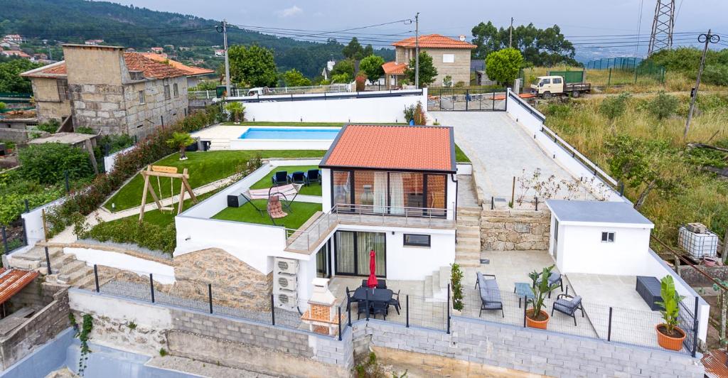 una vista aérea de una casa con piscina en Casa Alto da Massada, en Canelas