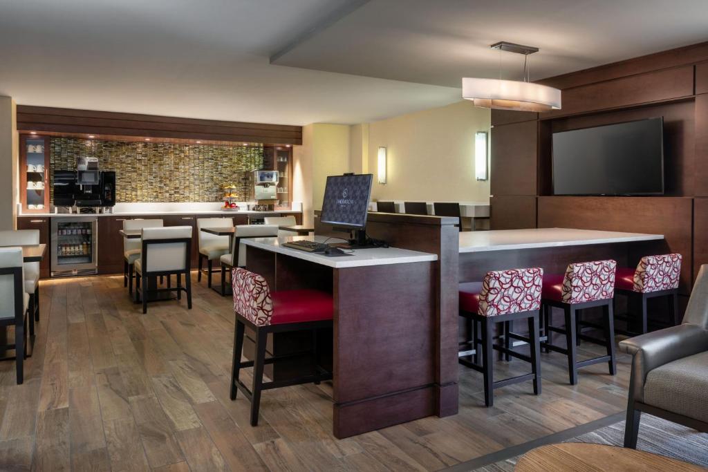 Sheraton Atlanta Perimeter Northにあるテレビまたはエンターテインメントセンター