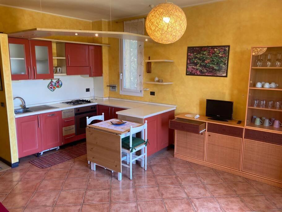 Casa di Ro - coloratissima a 300 metri dal mare - Apartamento De Dos Dormitorios