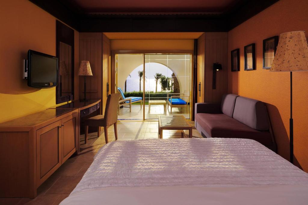 TV a/nebo společenská místnost v ubytování Retac Qunay Dahab Resort & SPA
