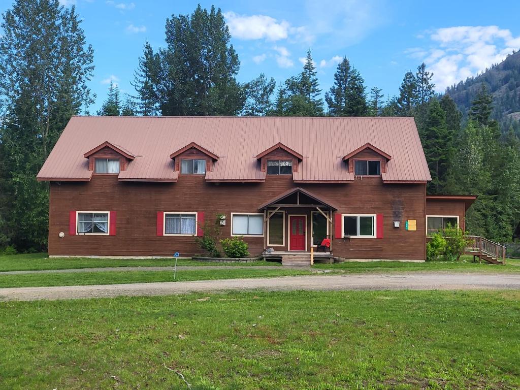 dom z czerwonym metalowym dachem w obiekcie Hidden Bear Retreat Center w mieście Clark Fork