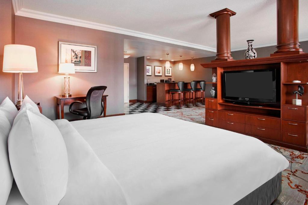 TV a/nebo společenská místnost v ubytování Teaneck Marriott at Glenpointe