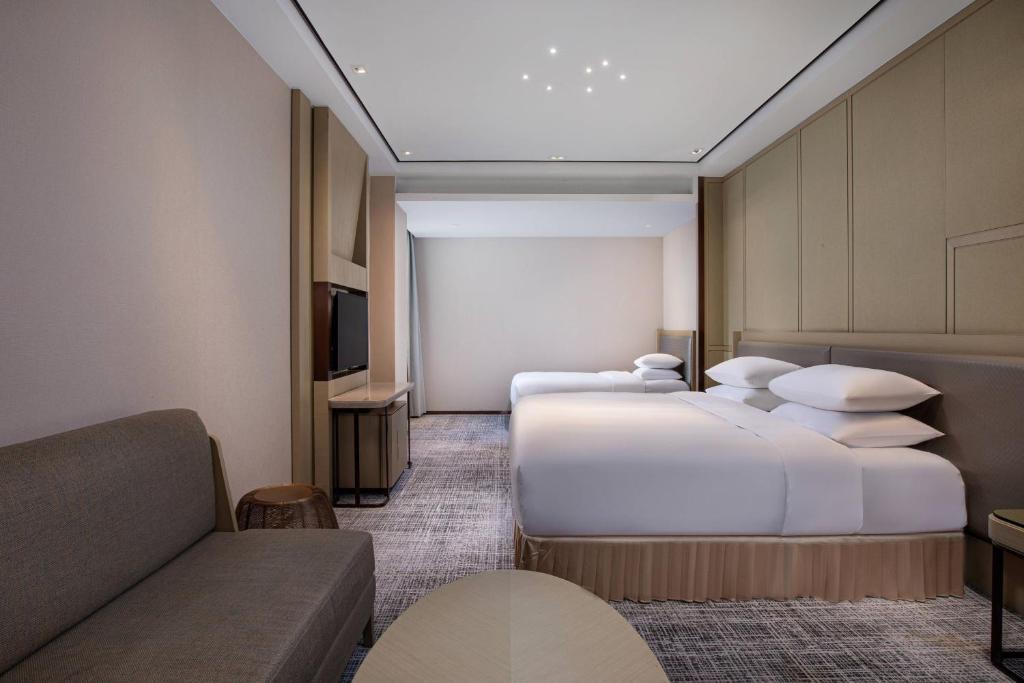 Postel nebo postele na pokoji v ubytování Courtyard by Marriott Shanghai International Tourism and Resorts Zone