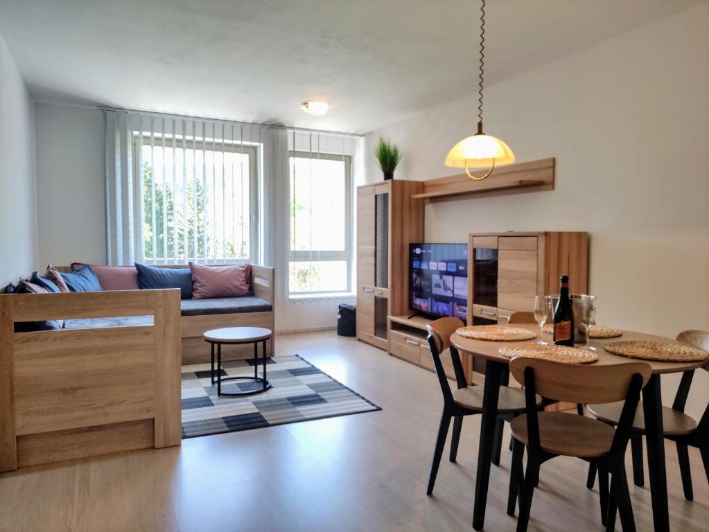 Zona d'estar a Moderní a slunný apartmán 2KK v Anenském Údolí se sklepem a parkováním - by Relax Harrachov