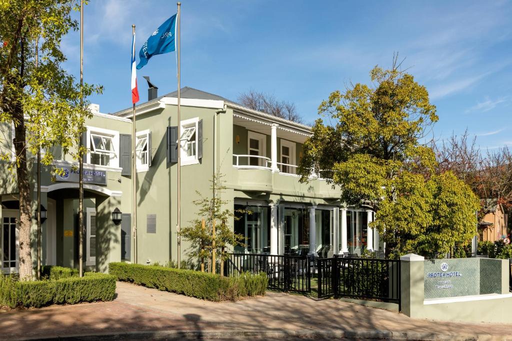 un bâtiment doté d'un drapeau devant lui dans l'établissement Protea Hotel by Marriott Franschhoek, à Franschhoek