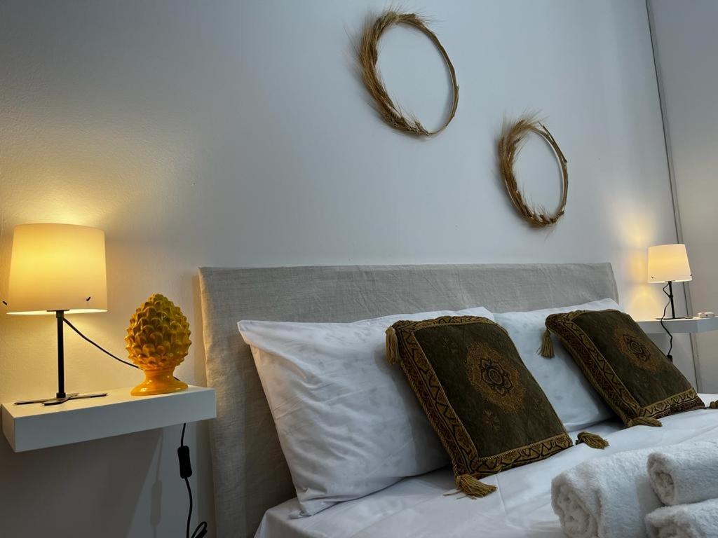 sypialnia z łóżkiem z dwoma lustrami na ścianie w obiekcie Casa Serena w mieście Menfi
