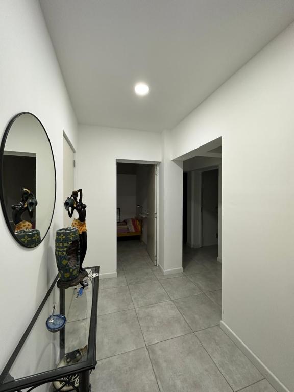un miroir et une chaise dans la chambre dans l'établissement CASA TEOS, à San Lorenzo