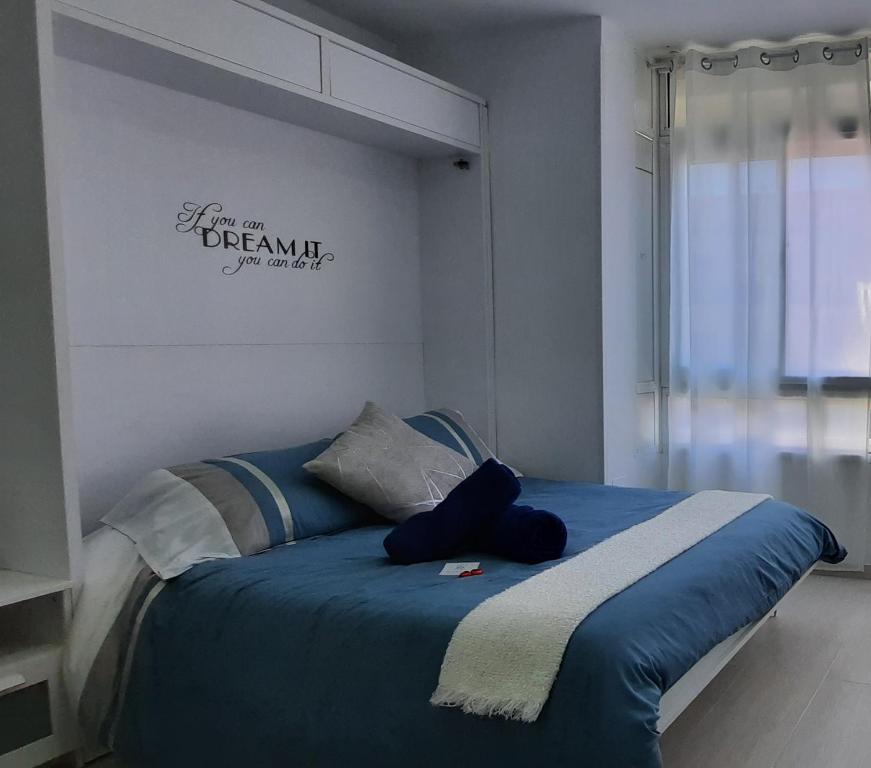 1 dormitorio con 1 cama con manta azul en Estudio Torremolinos Centro by AVA Apartments Wifi y Smart TV, en Torremolinos