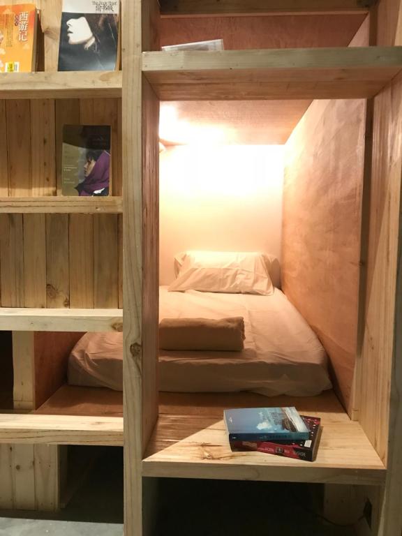 Habitación con litera y estante para libros. en Route Five Hostel Dorm Kuala Selangor en Kuala Selangor