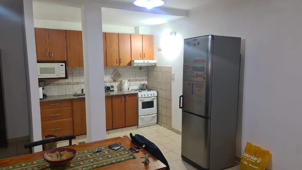 內烏肯的住宿－MAR-LAU，厨房配有不锈钢冰箱和桌子