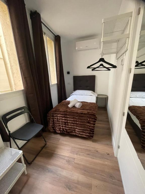 Postel nebo postele na pokoji v ubytování Hostal Arenal Madrid