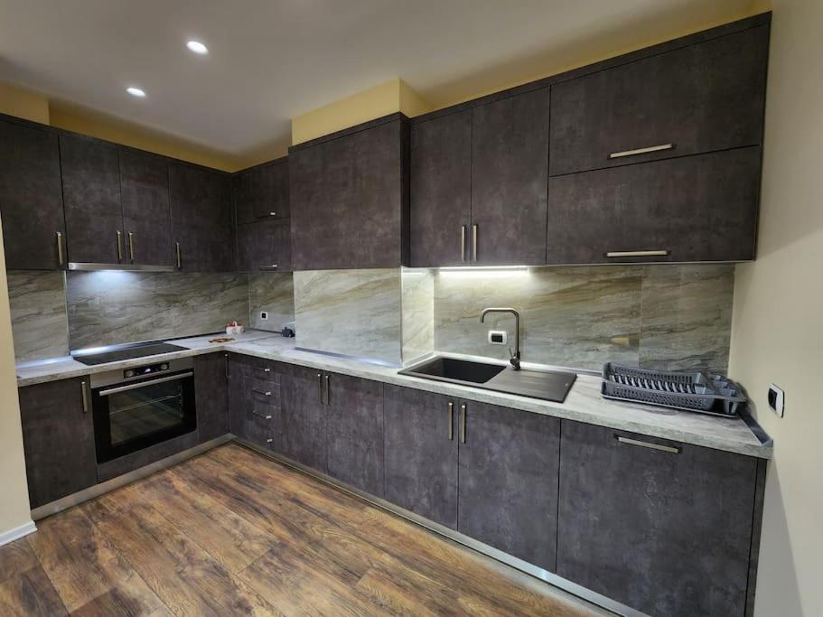 Central Apartment-New Bazar (with balcony) - Imazhi 9