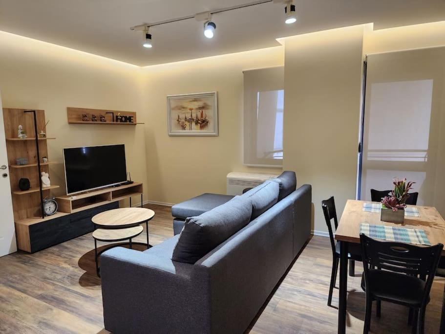 Central Apartment-New Bazar (with balcony) - Imazhi 5