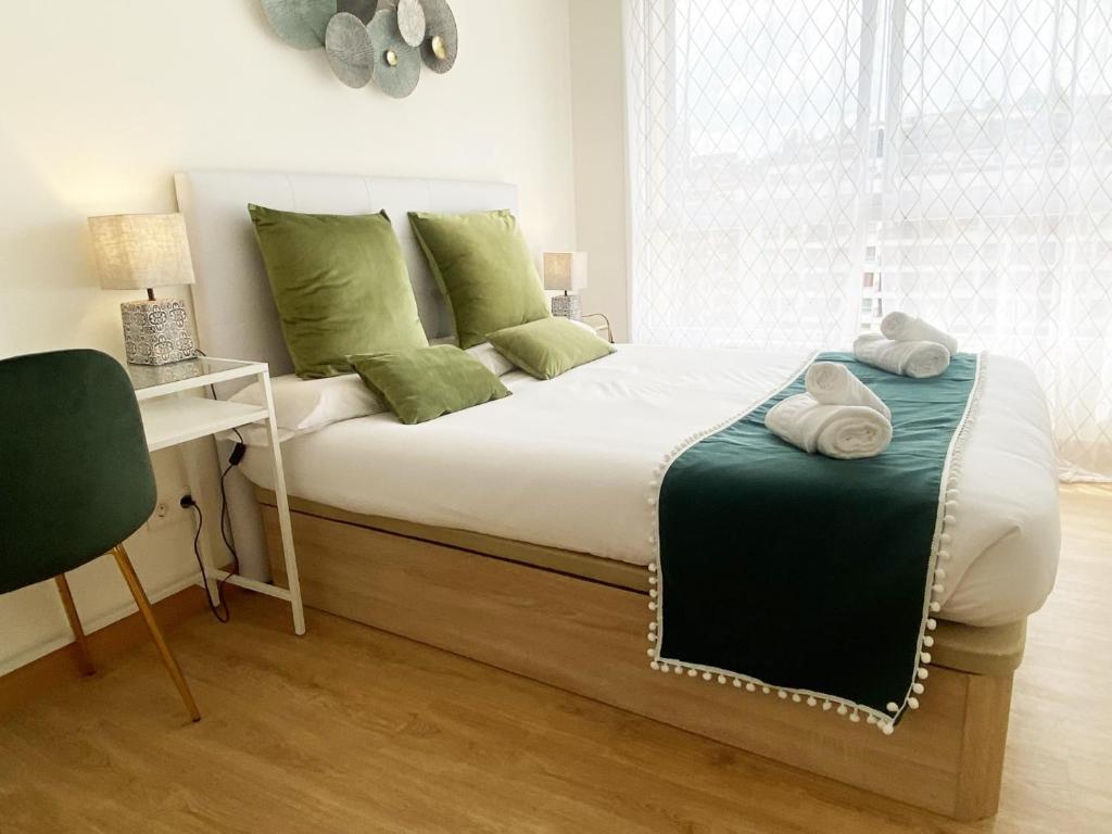 Postel nebo postele na pokoji v ubytování Paradise Luxurious apartment, free parking, 3 double rooms, 4 beds, terrace, jacuzzi, new