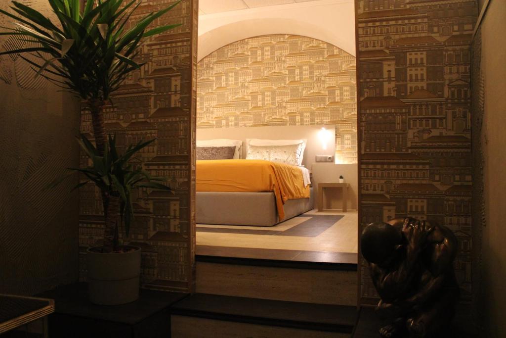 1 dormitorio con cama y espejo en São Pedro Suite Faro, en Faro