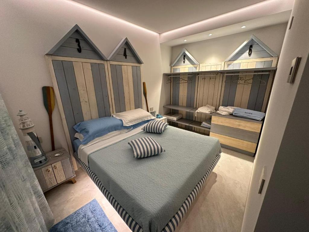 una camera con due letti e una grande testiera del letto di beach house a Chioggia