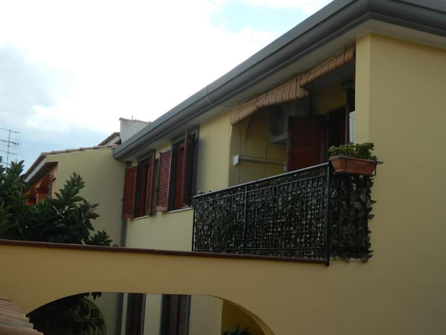 una casa con balcone con piante di Appartamente moderno e accessoriato. a Pula