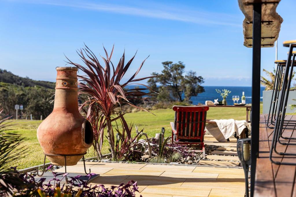 una estatua de una botella sentada en un jardín en Whale Studio Suite, en Anna Bay