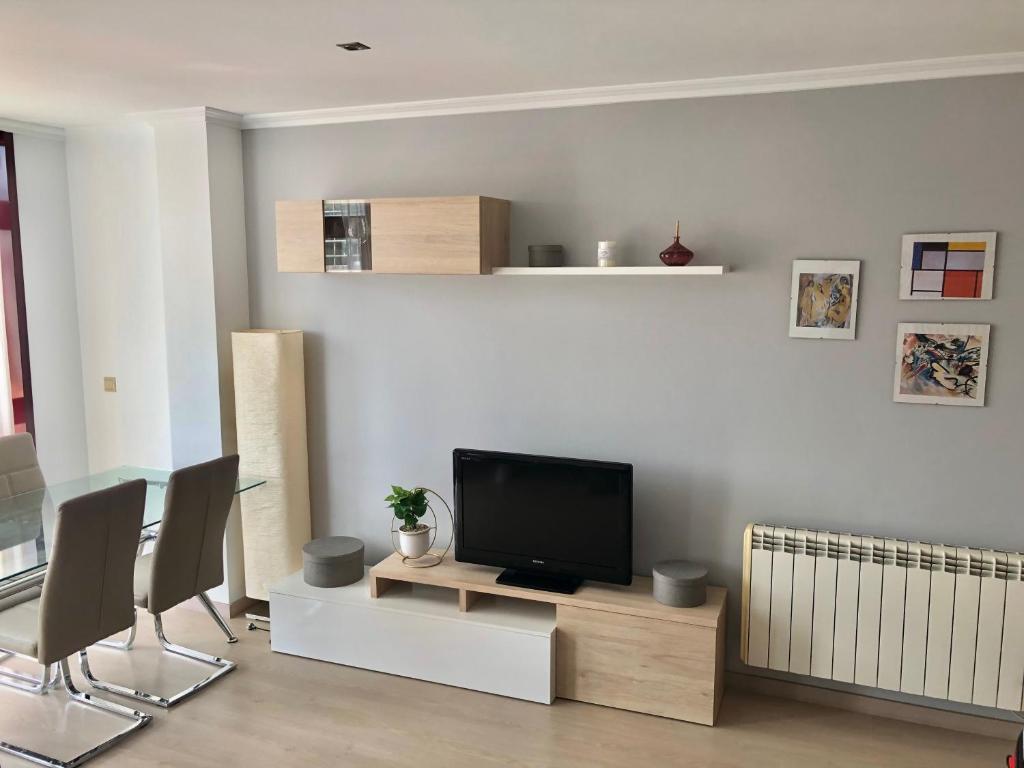 Televízia a/alebo spoločenská miestnosť v ubytovaní Piso Silgar Sanxenxo