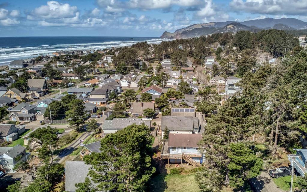 an aerial view of a neighborhood with houses and the ocean at Lincoln House in Lincoln City