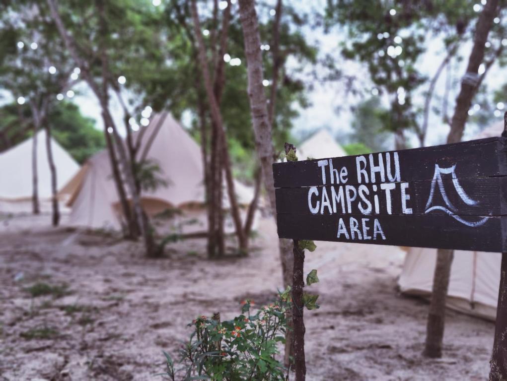um sinal em frente a um acampamento com tendas em Rustika Glamping em Kampong Tanjong Che Lahom