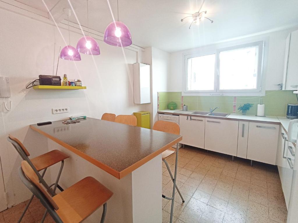Kuchyňa alebo kuchynka v ubytovaní Charmant 4 pièces à Sète avec balcon, proche plage, activités familiales et commodités - FR-1-338-509
