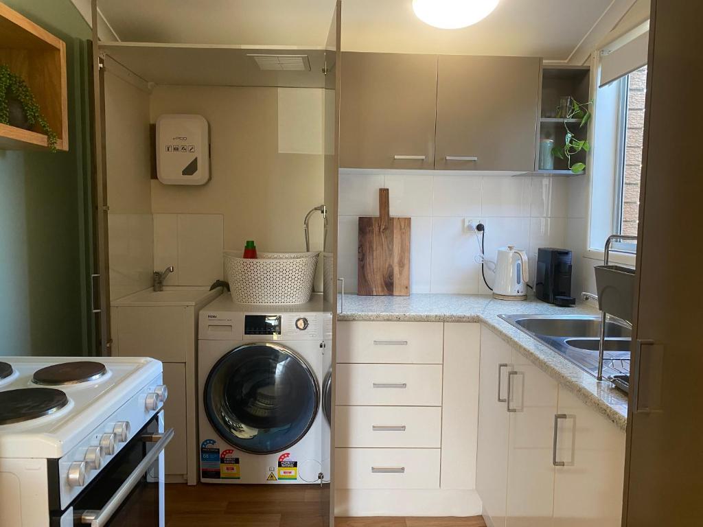 Kuchyň nebo kuchyňský kout v ubytování Private Guesthouse - Pet friendly - Walk to Beach