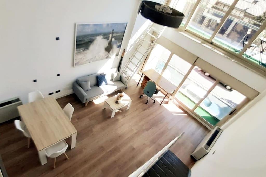 an overhead view of a living room with a table and chairs at Loft para soñar y explorar Madrid entero para tí! in Madrid