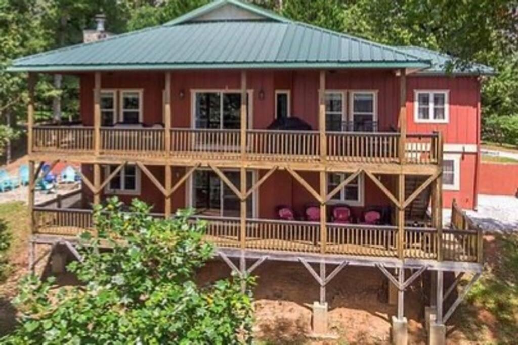 una gran casa roja con una gran terraza en Red Rooster Family Cabin w/Hot Tub+Fire Pit+View, en Franklin