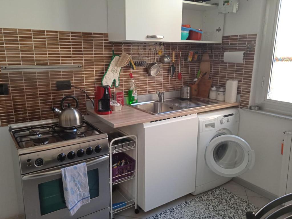 Il comprend une cuisine équipée d'une cuisinière et d'un lave-linge. dans l'établissement Casa orchidea, à Gênes