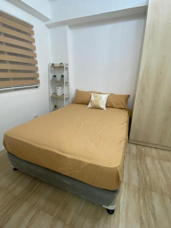 a small bedroom with a bed in a room at Apple One in Cebu City