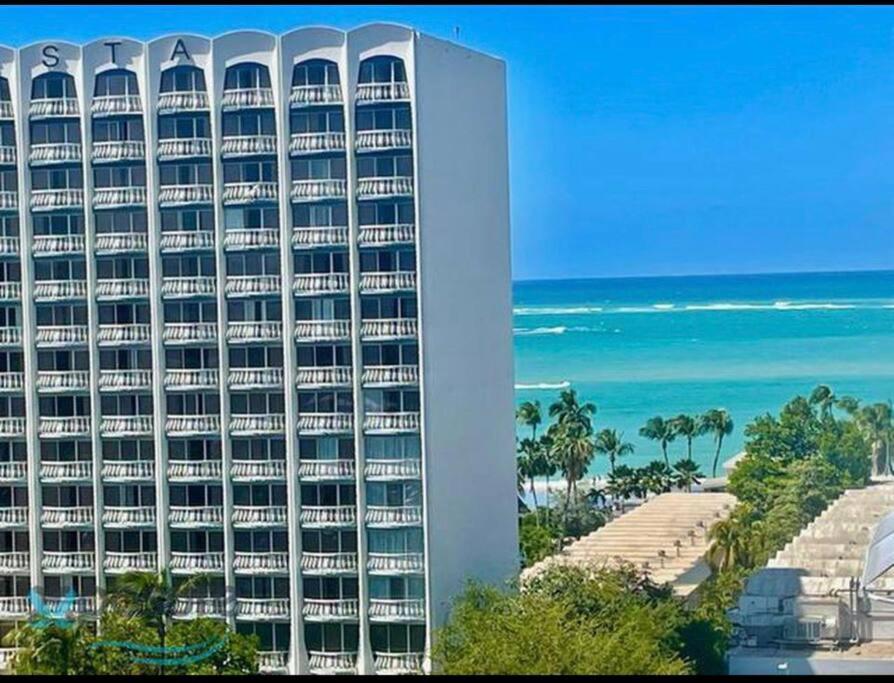 ein großes Gebäude mit dem Meer im Hintergrund in der Unterkunft Feeling Tip’Sea in San Juan
