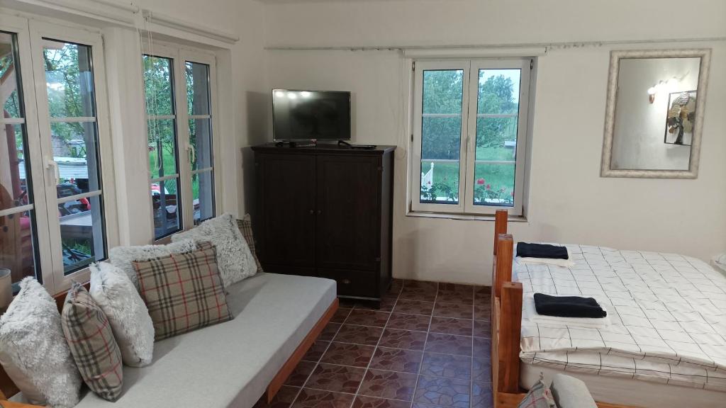 Televízia a/alebo spoločenská miestnosť v ubytovaní Guesthouse Tulipán Vendégház