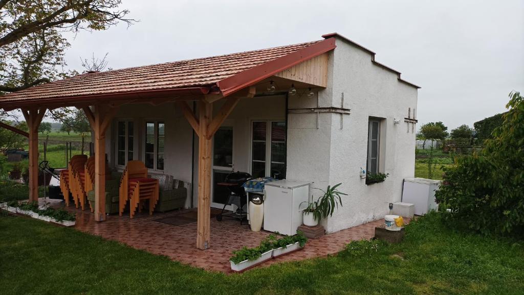Vonkajšia záhrada v ubytovaní Guesthouse Tulipán Vendégház