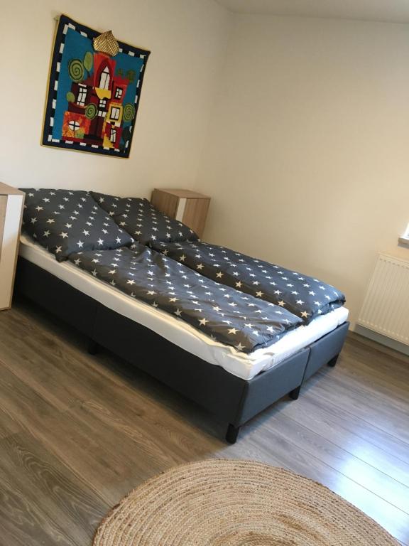Cama pequeña en habitación con marco de cama en Apartment im Stadthaus, en Finsterwalde