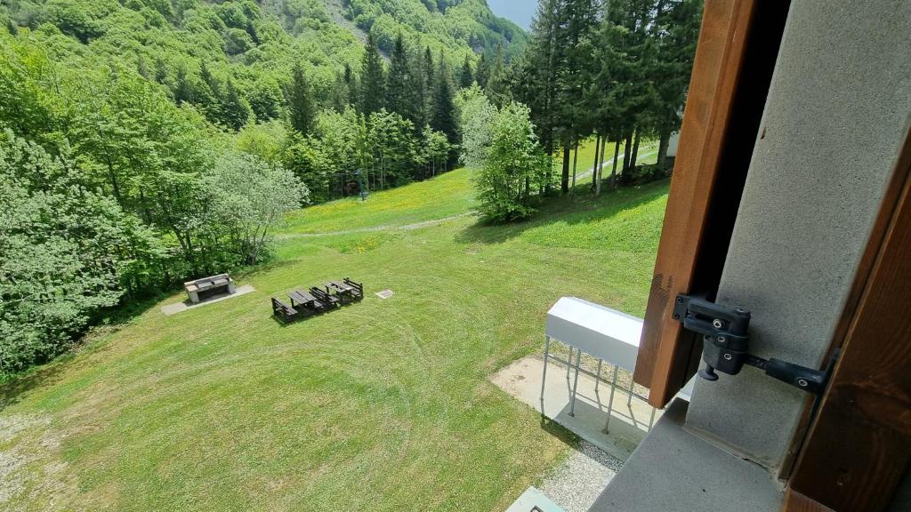 una vista aérea de un parque con bancos en el césped en Appartamento Val di Luce Relax Cristallo, en Abetone