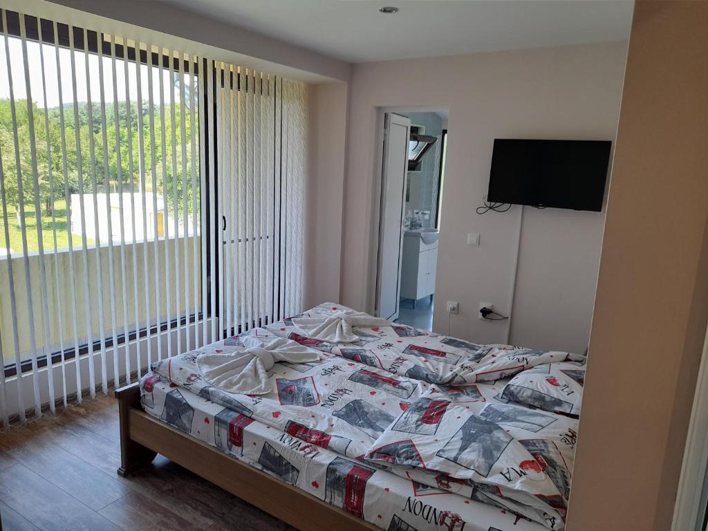 Postel nebo postele na pokoji v ubytování Guest house-restaurant St. George / Къща за гости-ресторант Свети Георги