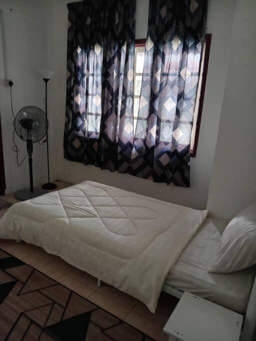 En eller flere senge i et værelse på Cherating Damai Guest House