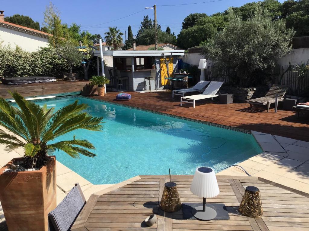 Bazén v ubytování La Villa Des Cigales nebo v jeho okolí