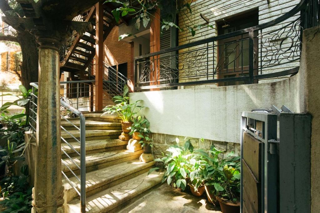 ein Haus mit einer Treppe, die auf einen Balkon führt in der Unterkunft Laika Boutique Stay in Bangalore