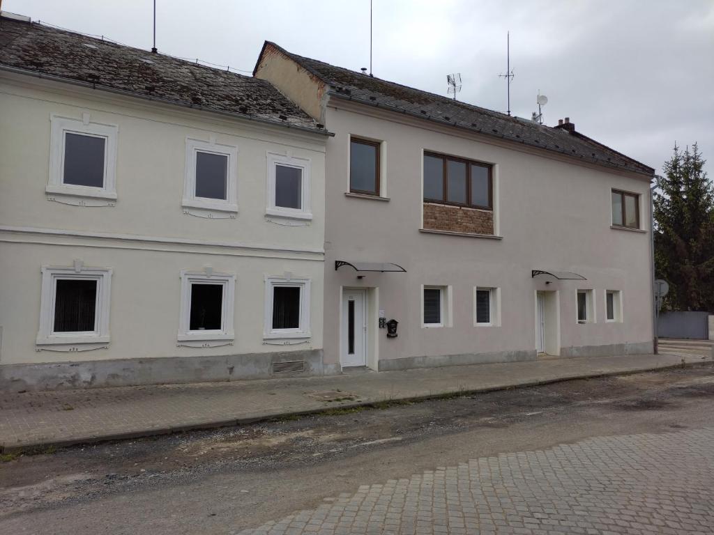 a white building with windows on a street at U Dragouna in Köllein