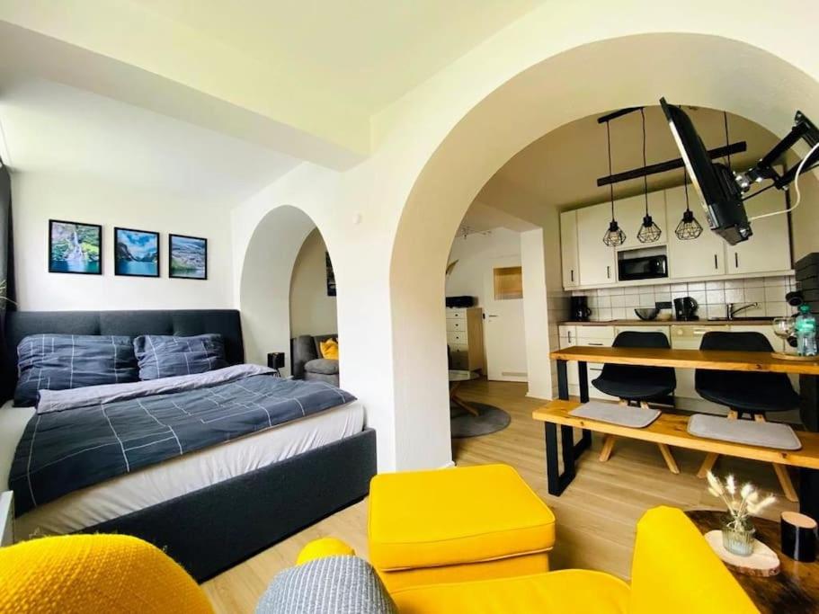 una camera con letto e un soggiorno di Ferienwohnung Villa Radau a Bad Harzburg