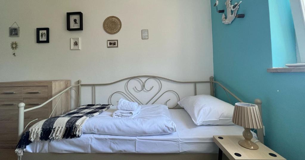 Postel nebo postele na pokoji v ubytování Sherlock's Holidays boutique rooms